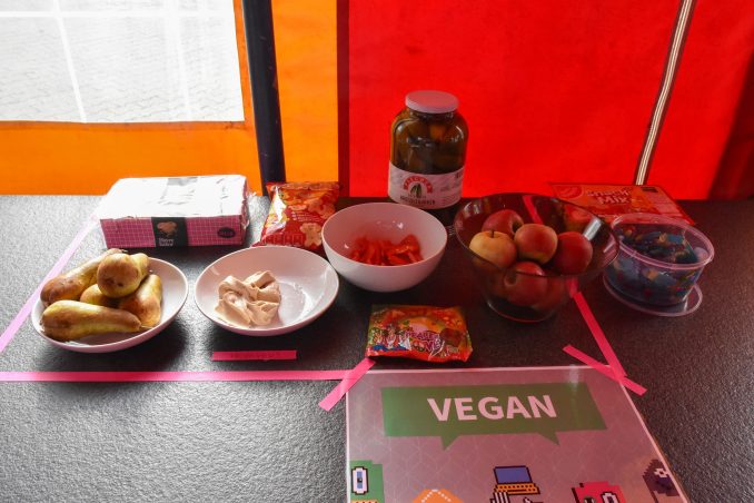 Eine kleine Auswahl an veganen Snacks auf einem Tisch.