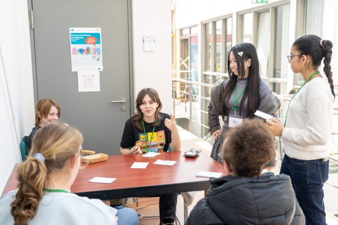 Jugendliche besprechen untereinander das Vorgehen